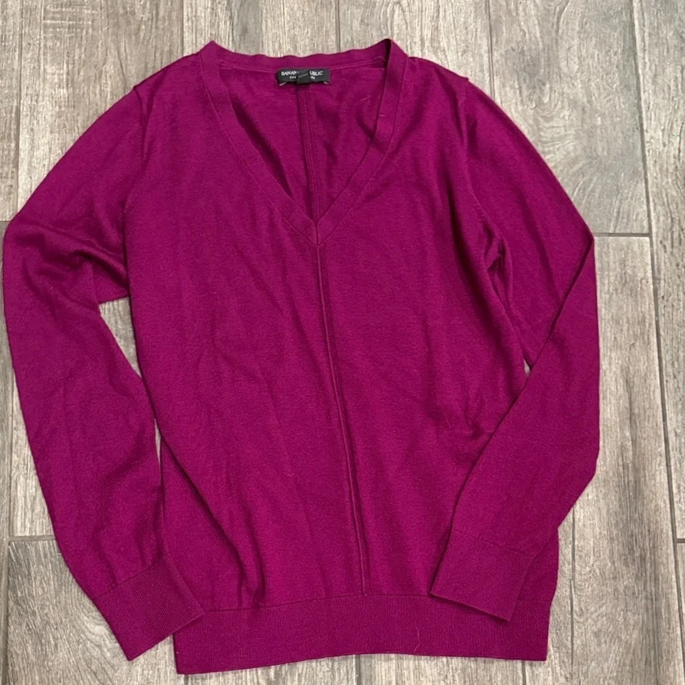 Banana Republic V-Neck Rich Fuschia Cashmere Sweater